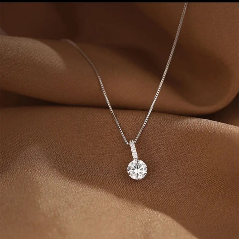Lab Created Diamond Round Solitare Pendand Halo Necklace. - Picture 2 of 4